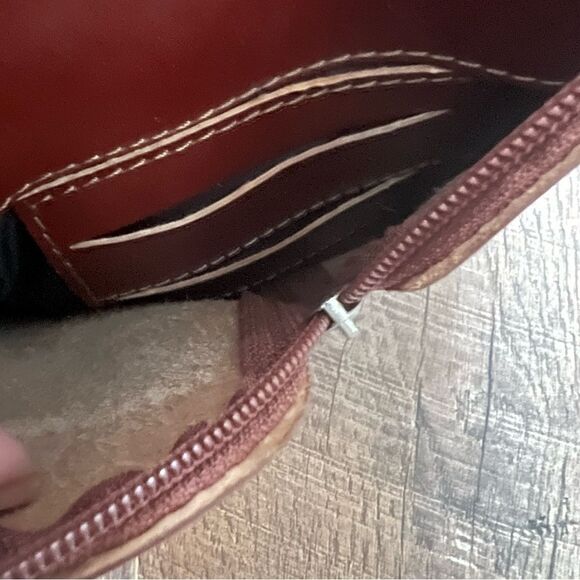 Vera Pelle Italy Small Brown
Leather Zip Front Crossbody
Bag, 7.5" x7.5" - Picture 7 of 16